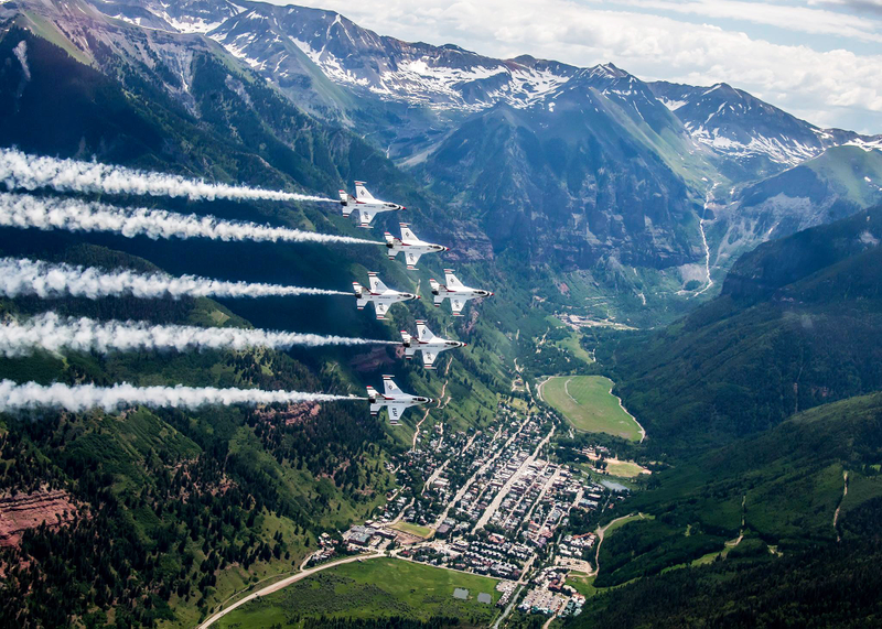 Illustration for article titled Look At These Striking Images Of The Thunderbirds Soaring Over Telluride
